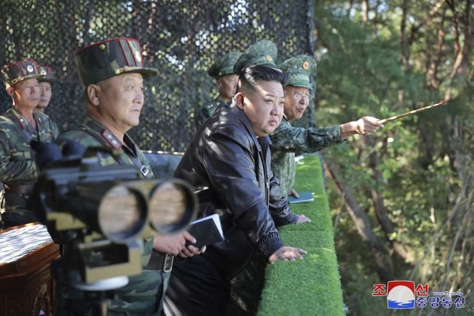 El líder norcoreano Kim Jong Un visita un centro de operaciones en Corea del Norte.