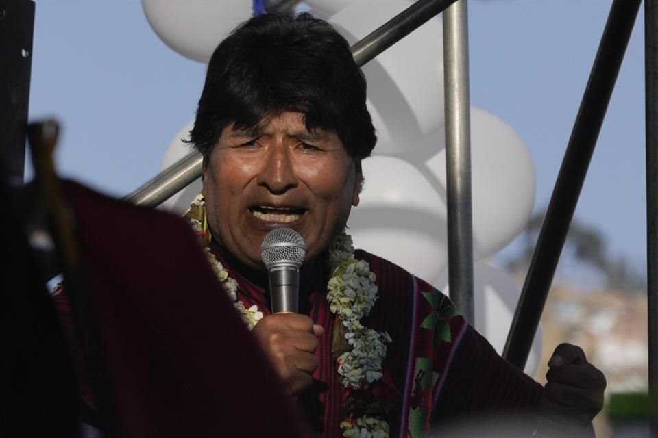 El ex Presidente Evo Morales se dirige a sus simpatizantes tras marchar hacia La Paz, Bolivia, el 23 de septiembre de 2024.