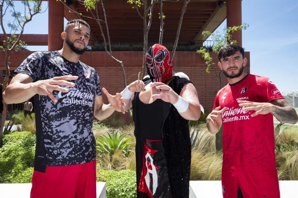 El luchador Ráfaga, fiel seguidor del Atlas, convivió con los jugadores Matheus Dória y Édgar Zaldívar.