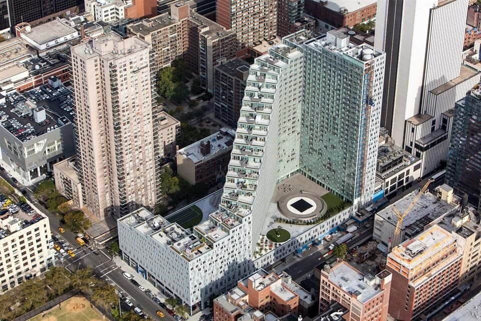 Mercedes House, en Nueva York, se integra a un edificio de usos mixtos; el componente residencia  contiene 865 unidades de departamentos.