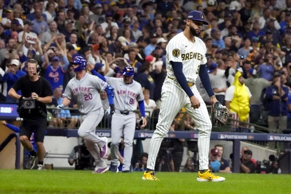 Devin Williams falló y sólo pudo sacar un out en la novena, antes del jonrón de Alonso. Cargó con la derrota.