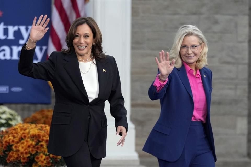 La candidata demócrata Kamala Harris con la ex representante Liz Cheney en un evento de campaña en Wisconsin.