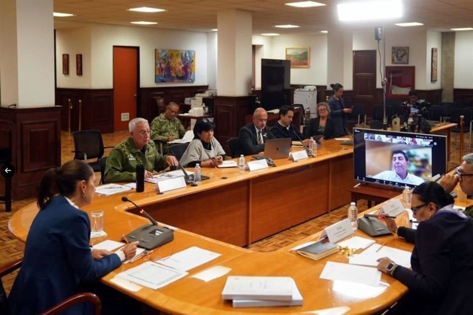 La Presidenta Sheinbaum se reunió de manera presencial con integrantes de su Gabinete, y virtual con autoridades de Oaxaca y Guerrero para evaluar daños por 'John'.