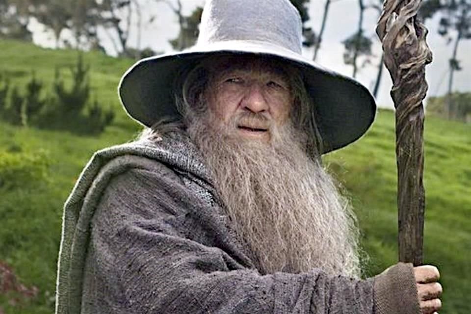 Ian McKellen se puso el sombrero y tomó la vara en las trilogías fílmicas de 'El Señor de los Anillos' (2001-2003) y 'El Hobbit' (2012-2014).