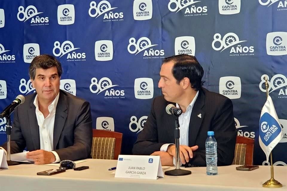 Máximo Vedoya (izq.), presidente de Caintra y  Juan Pablo García, director general de la Cámara.