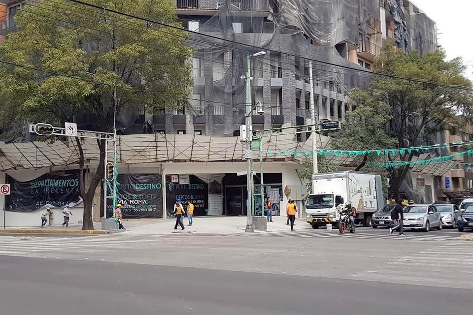 AHORA. El acceso vehicular cruza por la zona de espera de peatones.