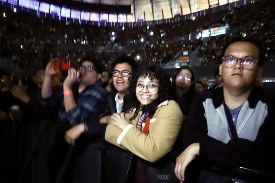 Los fans gozaron del show del guitarrista y cantautor británico.