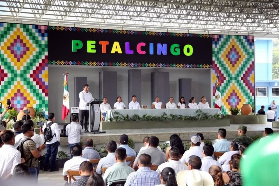 Neiser Hernández López, nuevo Alcalde del PVEM de Tila, tomó protesta el pasado lunes en el parque de Petalcingo resguardado por un dispositivo de militares y policías estatales.