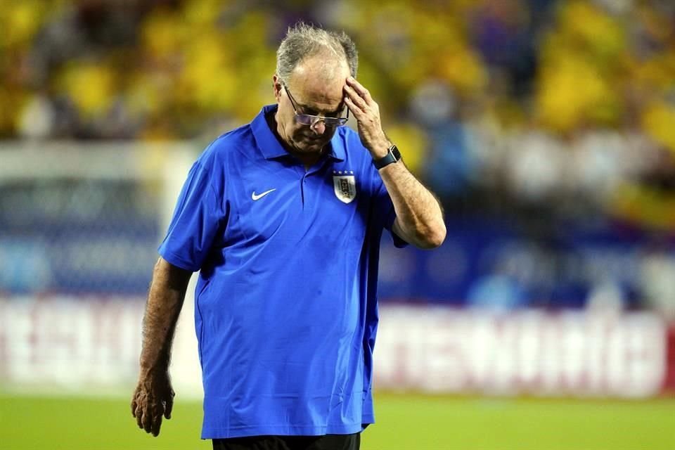 Marcelo Bielsa estaría creando mal ambiente en Uruguay.