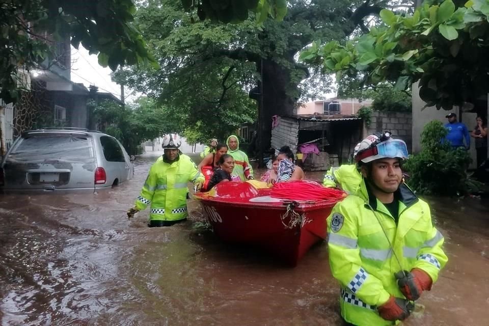 Paso de depresión tropical ha causado lluvias torrenciales en Guerrero y Oaxaca.