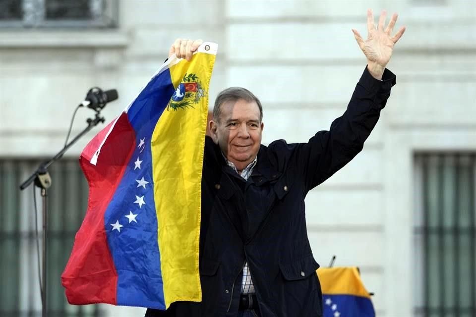 El líder opositor venezolano Edmundo González saluda a sus partidarios en la Puerta del Sol, en el centro de Madrid, España.