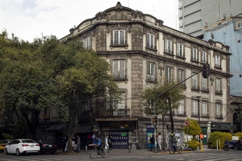 La fachada del edificio refleja detalles afrancesados.