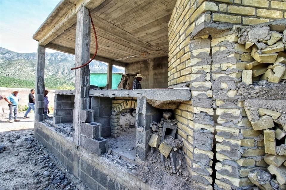 Autoridades advirtieron del riesgo que corren los habitantes por donde se extiende la mega grieta.