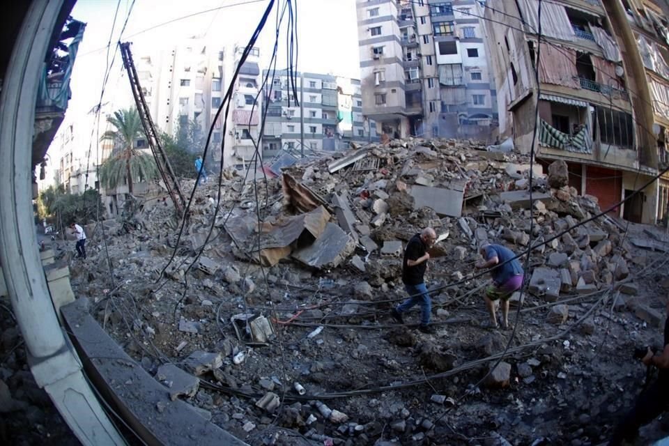 Daño causado por ataques aéreos israelíes en los suburbios del sur de Beirut, Líbano.