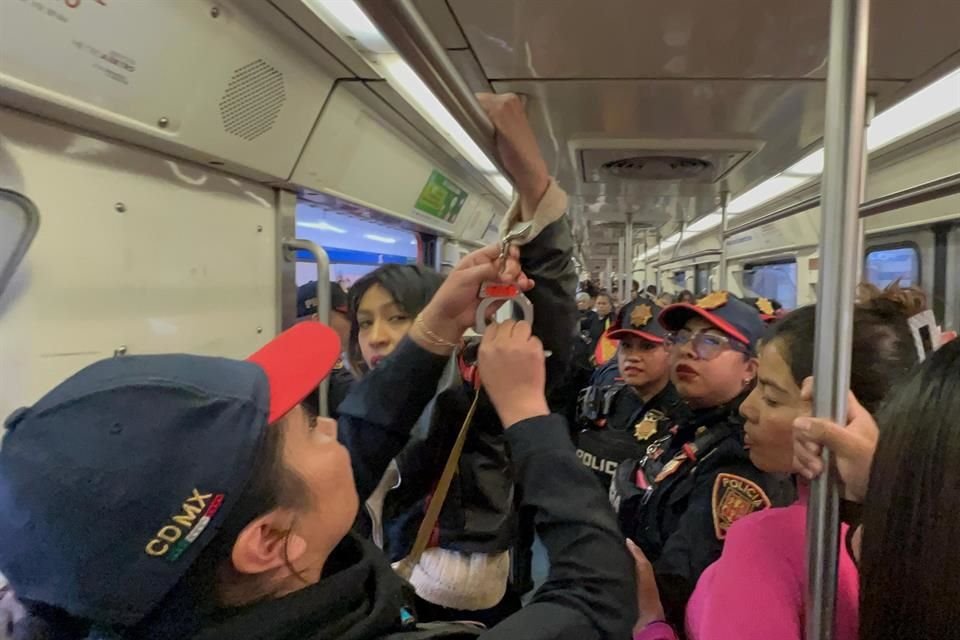 Alrededor de 15 policías entraron al vagón, pero 10 usuarias rodearon a la mujer para que pudiera salir del STC.