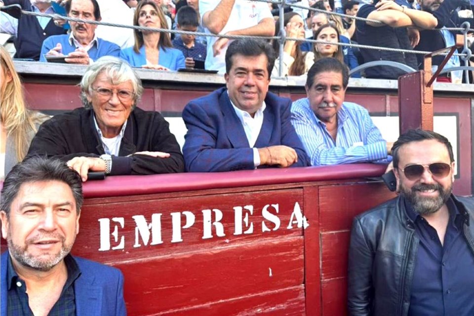  El diputado de Morena Pedro Haces presumió en redes sociales su presencia ayer en el burladero de la Plaza de Las Ventas en Madrid, ciudad de la que es asiduo visitante y donde busca casa. 