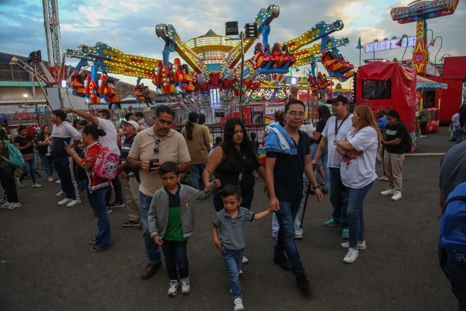 Las familias disfrutaron del primer día de la verbena.