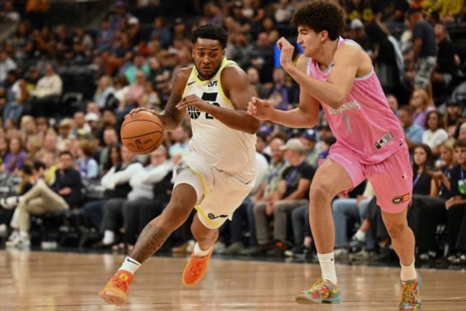 Con solamente 17 años de edad, el mexicano Karim López (der.) se lució en la duela ante un equipo de la NBA, el Jazz de Utah.