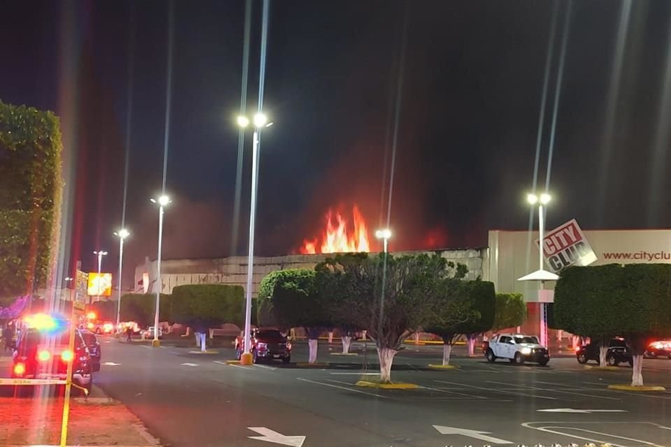 En este momento las llamas se elevan desde el techo de la tienda City Club.