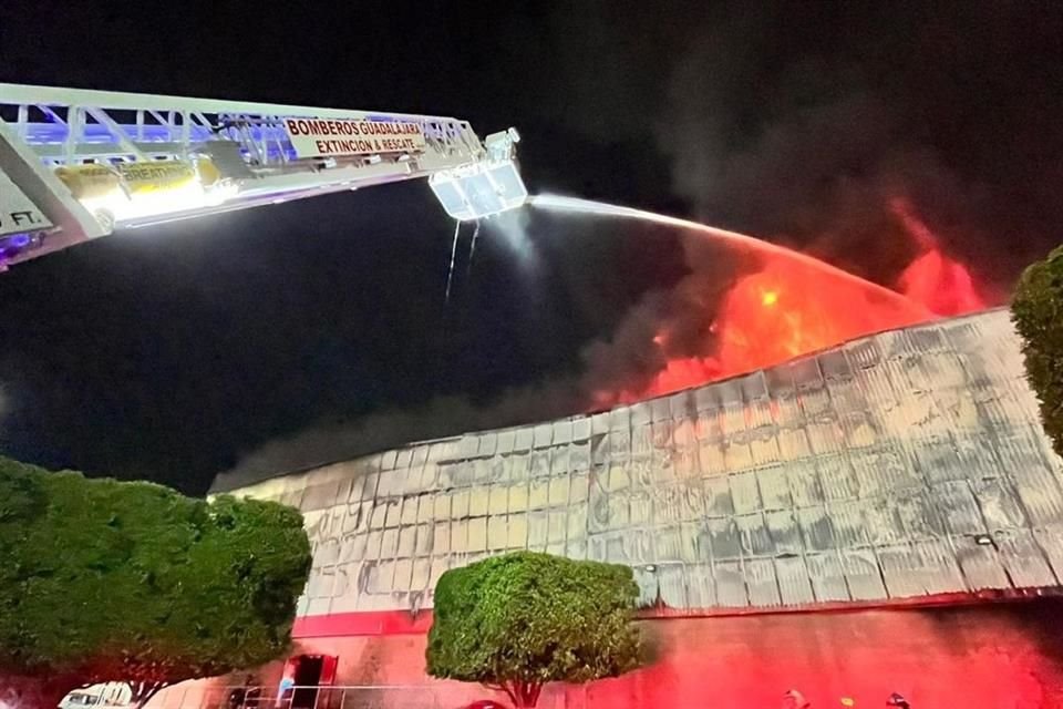 Bomberos de Zapopan, Guadalajara, Tonalá, El Salto y Tlaquepaque respondieron a la emergencia.