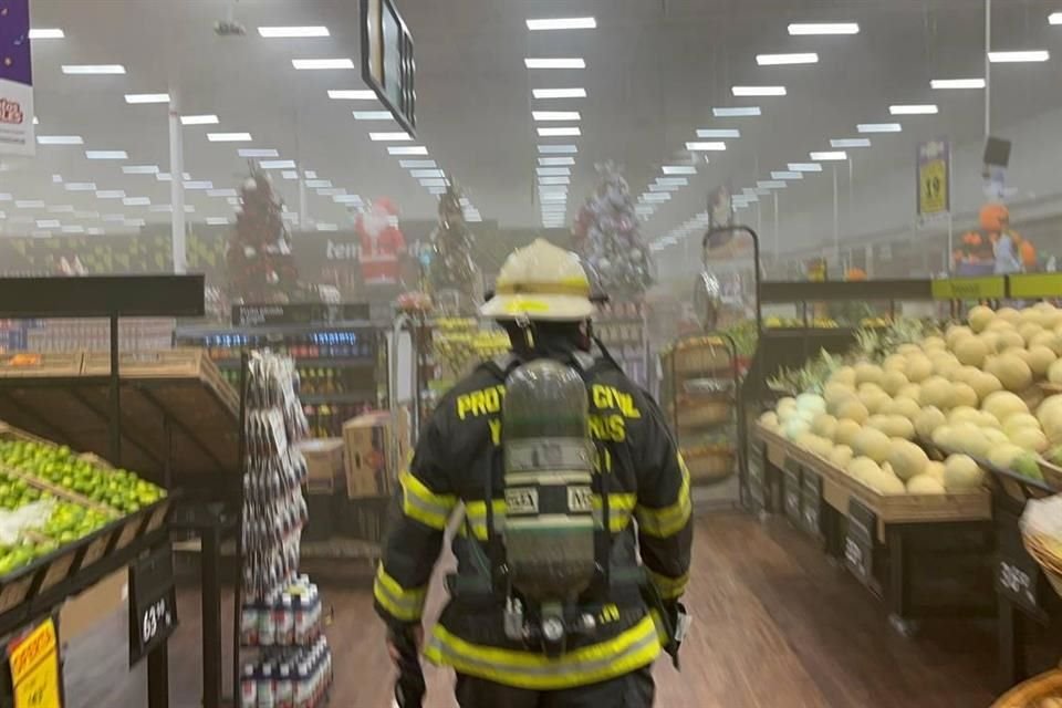 Bomberos ingresaron a la tienda, pero se descartaron personas atrapadas.