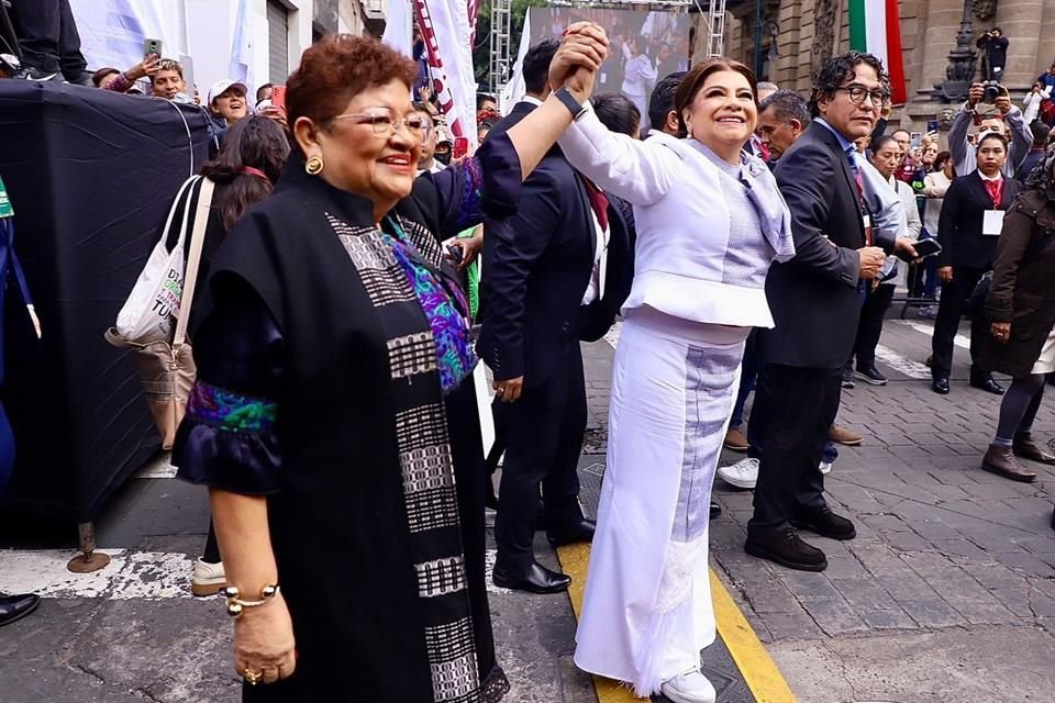 En punto de las 9:14 horas, y de la mano de Ernestina Godoy, arribó Clara Brugada.