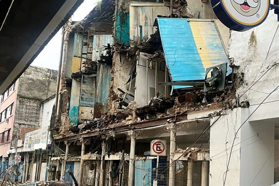 La parte frontal del viejo hotel Progreso se vino abajo.