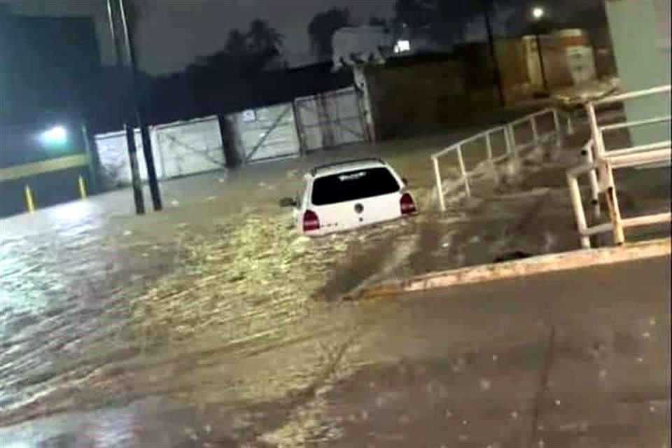 Algunos automóviles quedaron varados por las inundaciones.