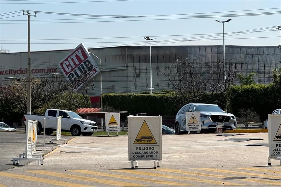 Los trabajos de enfriamiento continuaban en la zona, la mañana del sábado, para evitar que las llamas resurjan.