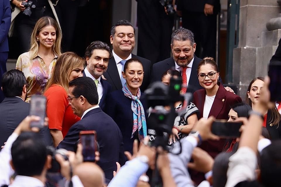 Claudia Sheinbaum llegó apenas unos minutos antes de que Clara Brugada tomara protesta y no escuchó los mensajes del resto de las bancadas.