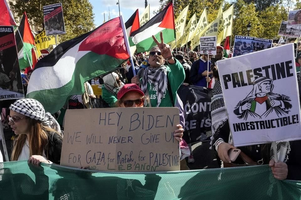 Manifestantes marchan con pancartas y banderas durante una manifestación en apoyo del pueblo palestino en Gaza y el Líbano en París, Francia.