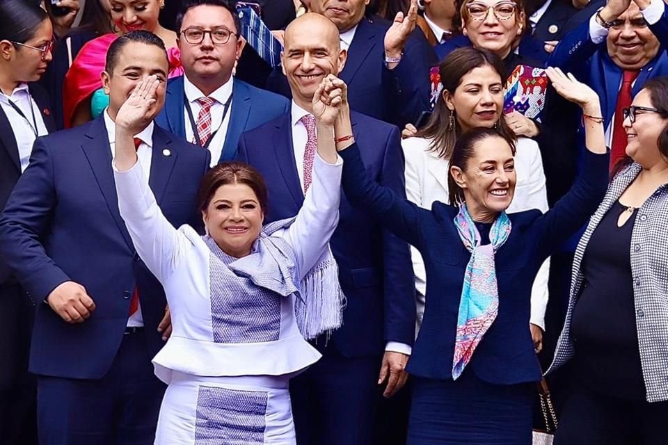 La Jefa de Gobierno, Clara Brugada salió del  Congreso local en compañía de la Presidenta de México, Claudia Sheinbaum.