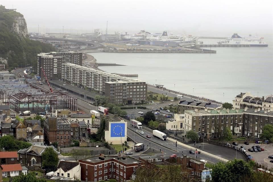 La apartada propiedad en Dover, fue utilizada como lugar de aterrizaje para helicópteros que transportaban drogas, traficarlas hacia Francia y Bélgica.