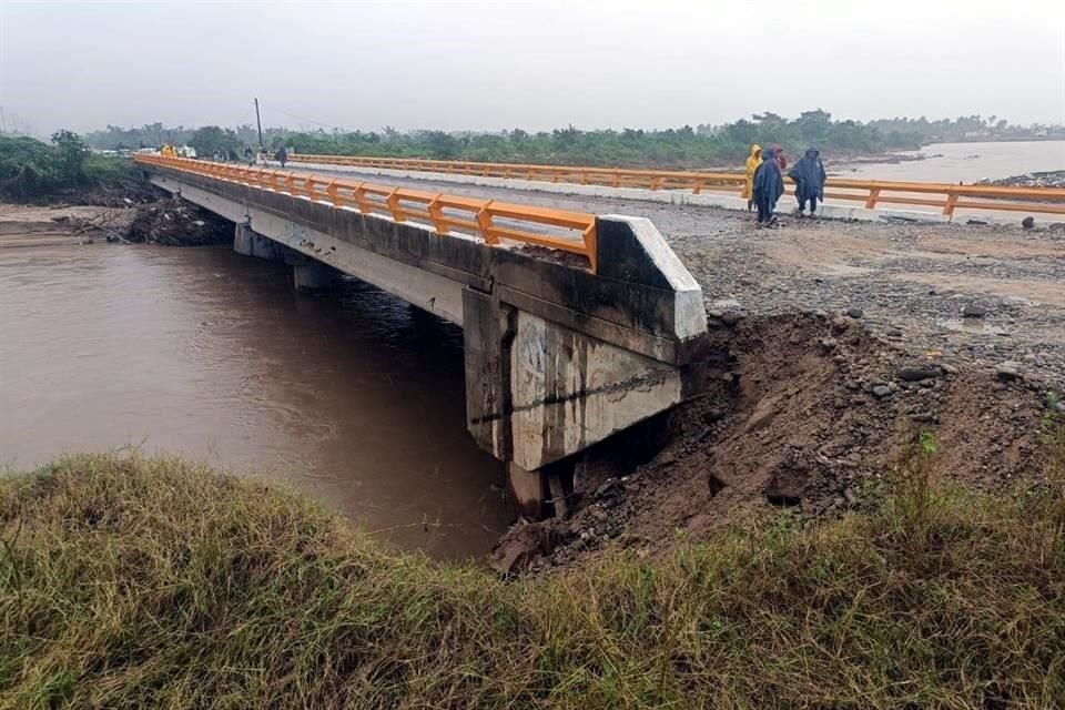 El Gobierno de Guerrero instruyó el cierre del Viaducto Diamante, lo que afecta a quienes buscaban salir del puerto.