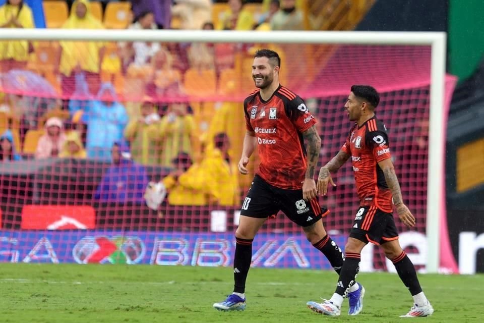 Gignac marcó el 1-0 en tiro directo.