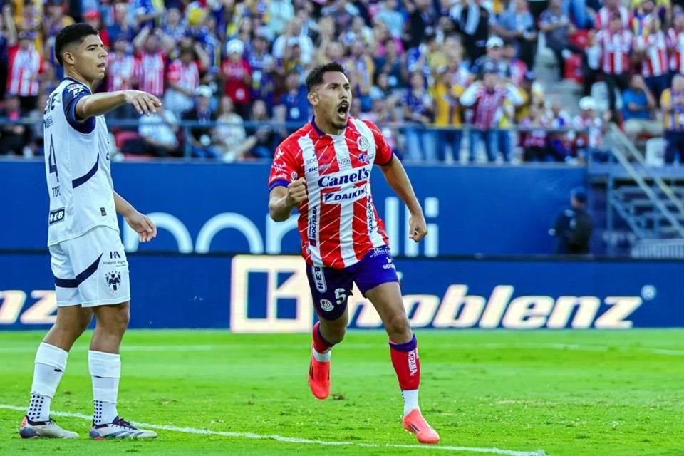 Ricardo Chavez celebra el gol que le dio el triunfo al San Luis.