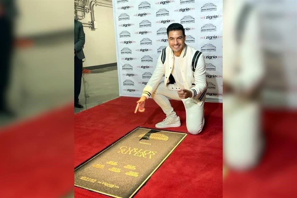 Previo a su concierto de esta noche en este recinto, el cantante de 38 años hizo la develación de la placa frente a la prensa.