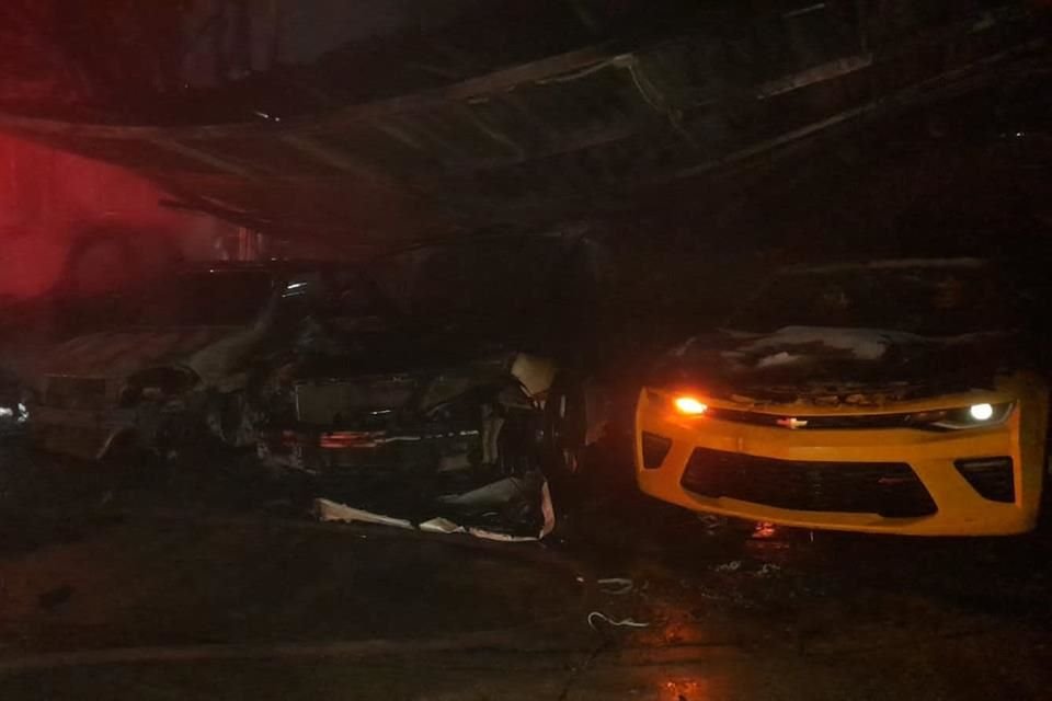 Entre los vehículos dañados hay autos deportivos, camionetas pick up y camionetas tipo SUV.