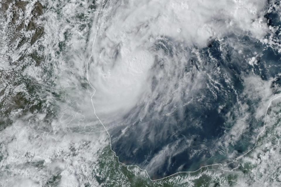 La tormenta tropical 'Milton', en el centro, ante la costa de México, en el Golfo de México, el sábado 5 de octubre de 2024.