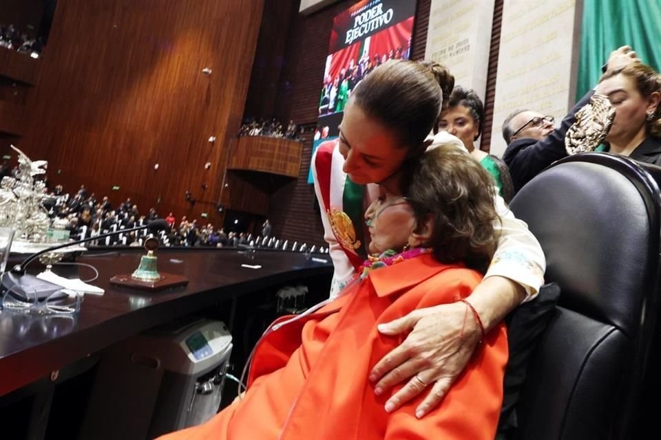 La presidenta de San Lázaro fue abrazada por la Mandataria Sheinbaum, tras haberle entregado la banda presidencial.