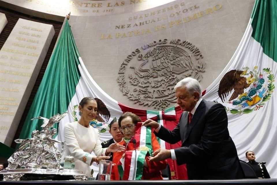 Este fue el momento en que Ifigenia Martínez recibió la banda presidencial de manos del Presidente Andrés Manuel López Obrador para entregarla a la Presidenta Claudia Sheinbaum.