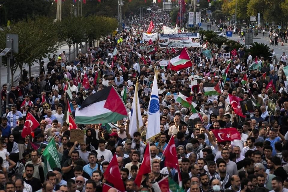 Manifestantes protestan contra la guerra en Gaza en Estambul, el 6 de octubre del 2024.