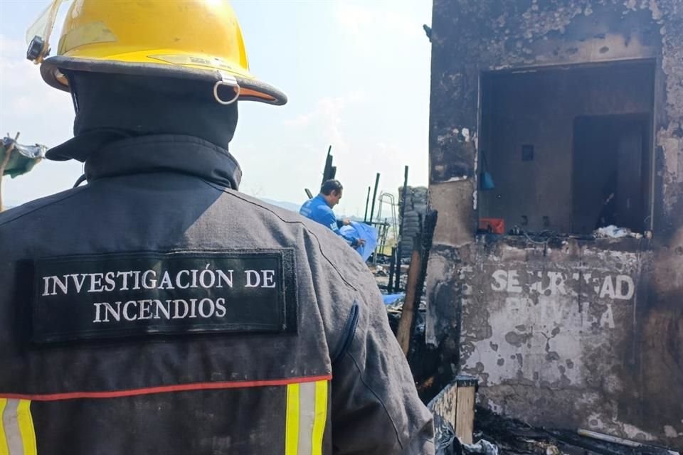 Cuando los bomberos controlaron el siniestro, detectaron junto a la caseta el cadáver carbonizado.