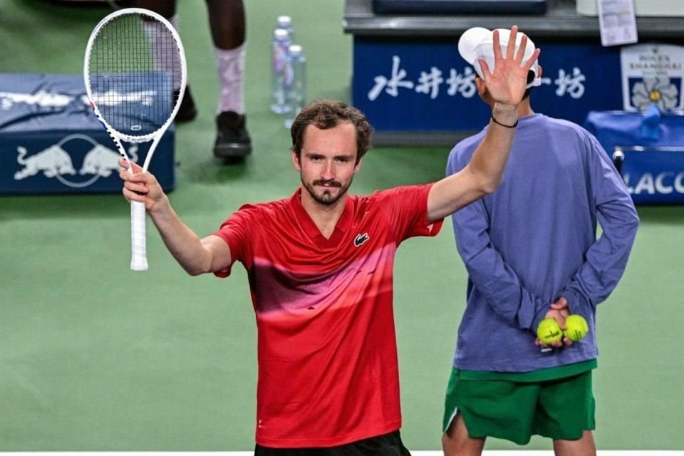 Daniil Medvedev superó al italiano Matteo Arnaldi 5-7, 6-4, 6-4.