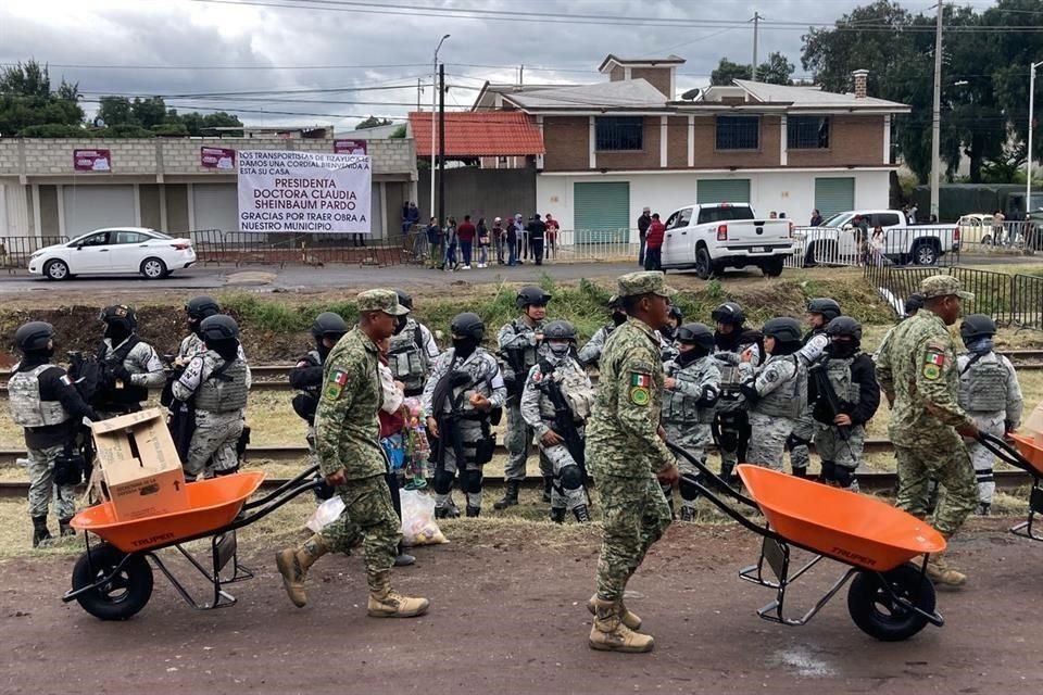 Personal de la Sedena y de la Guardia Nacional resguardaron el sitio donde la Presidenta Sheinbaum anunció la construcción del Tren México-Pachuca, en Tizayuca.