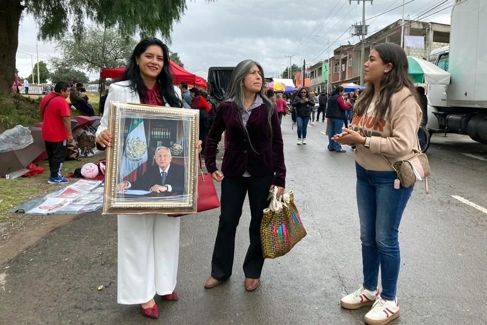 La Alcaldesa de Santiago Tulantepec, Yanet Fernández, de Morena, consiguió un retrato de AMLO de mil 500 a 850 con descuento.