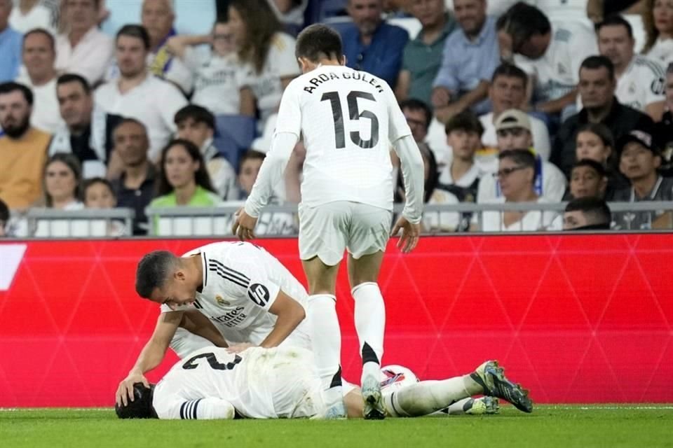 Lucas Vázquez de inmediato fue a ver a su compañero Dani Carvajal.