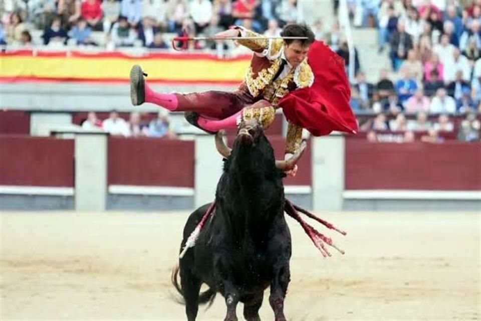 Andrés Roca Rey recibió una fuerte voltereta durante la faena de muleta del segundo toro.