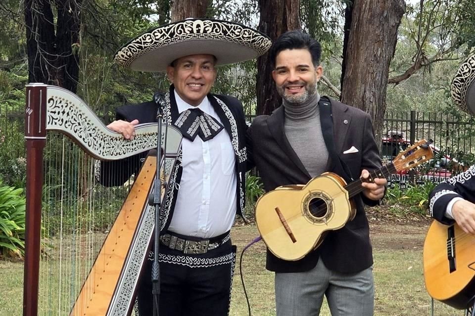 Tovar, además de científico destacado, es mariachi. En Australia, forma parte del trío Sin Frontera Band.