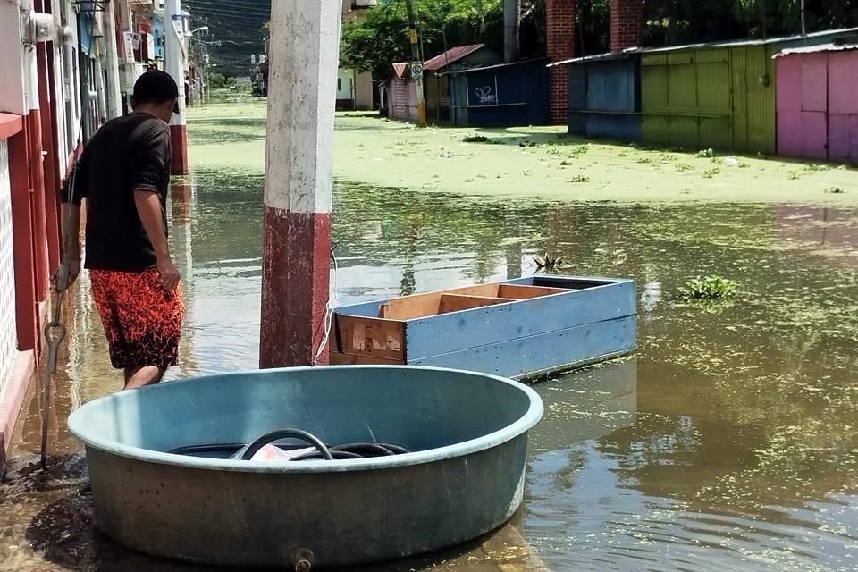 A 12 días del desbordamiento de una laguna que inundó Tixtla tras las lluvias del huracán 'John', pobladores acusan que la ayuda del Gobierno de Guerrero es insuficiente.